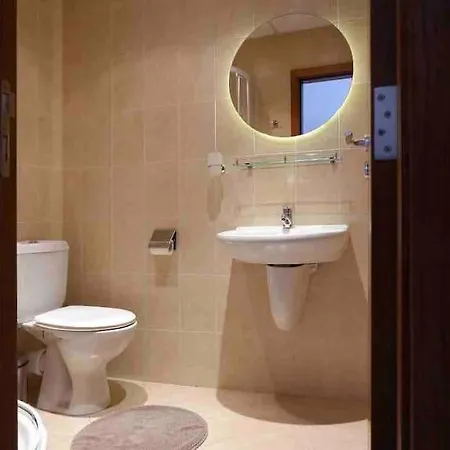 Host2u Art Ap - Fireplace - Free Parking - 5min Gondola Apartment